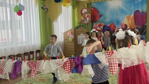 В детском саду «Берёзка» ребята подарили мамам и бабушкам весенний праздник