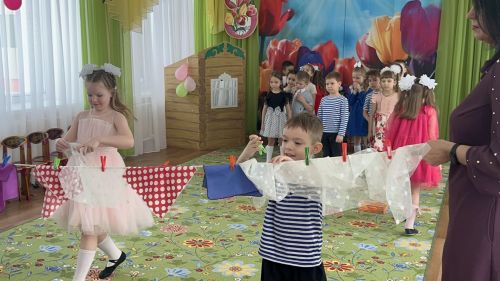В детском саду «Берёзка» ребята подарили мамам и бабушкам весенний праздник