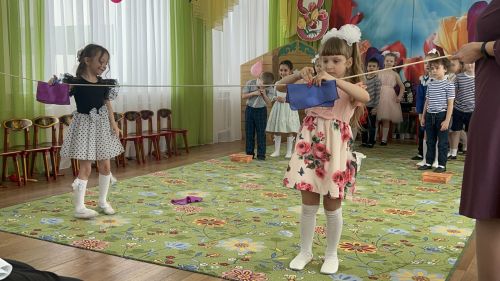 В детском саду «Берёзка» ребята подарили мамам и бабушкам весенний праздник