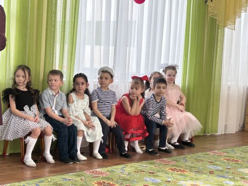В детском саду «Берёзка» ребята подарили мамам и бабушкам весенний праздник