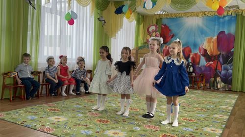 В детском саду «Берёзка» ребята подарили мамам и бабушкам весенний праздник
