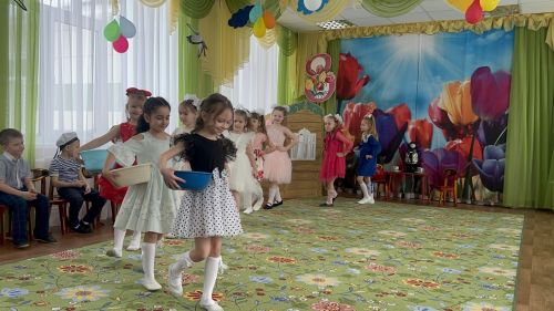 В детском саду «Берёзка» ребята подарили мамам и бабушкам весенний праздник