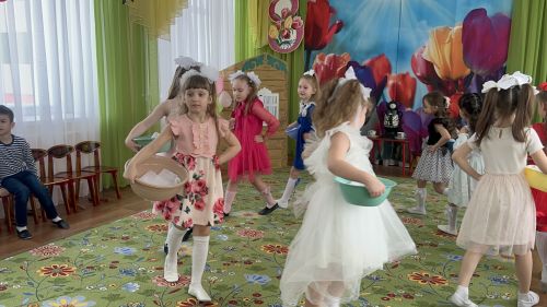 В детском саду «Берёзка» ребята подарили мамам и бабушкам весенний праздник