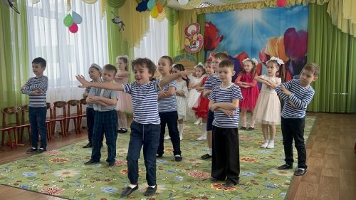 В детском саду «Берёзка» ребята подарили мамам и бабушкам весенний праздник