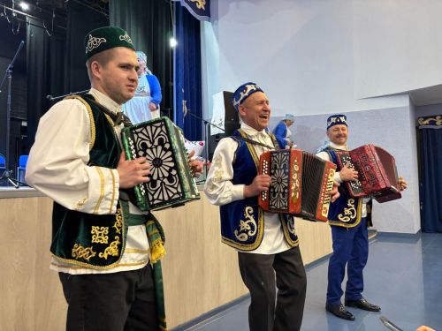 Милли рух һәм буыннар чылбыры: «Алчәчәк» ансамбле тамашачы күңелен илһамландырды