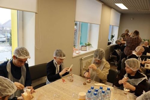 Махсус хәрби операциядә катнашучылар Лаеш балалары өчен «тәмле» мастер-класс оештырдылар
