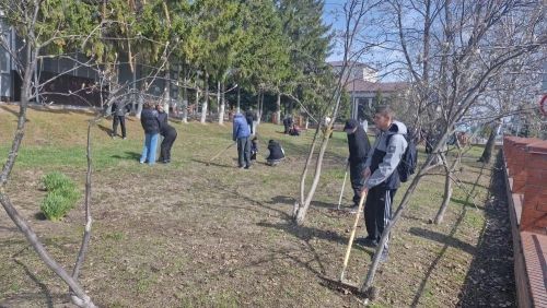 Субботник в Лаишевской школе №2: вместе за чистоту и порядок