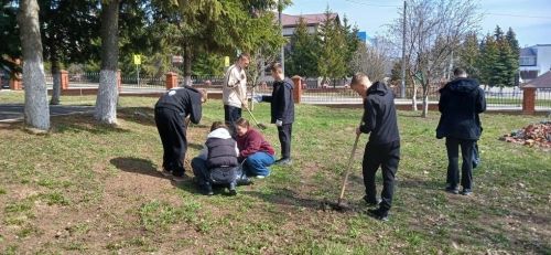 Субботник в Лаишевской школе №2: вместе за чистоту и порядок