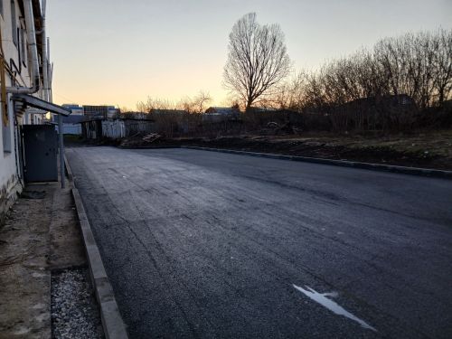 Благоустройство двора на Чернышевского: новый асфальт и цветы к лету