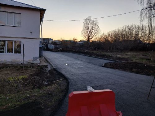 Благоустройство двора на Чернышевского: новый асфальт и цветы к лету