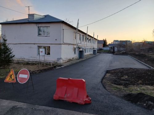 Благоустройство двора на Чернышевского: новый асфальт и цветы к лету