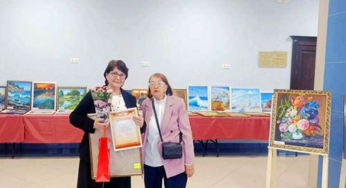 «Төсләрдә тормыш гармониясе»: Елена Дильмеева күргәзмәсе — җан белән сәнгать диалогы