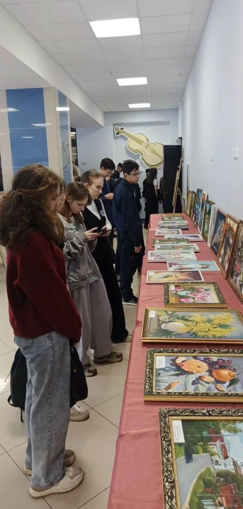 «Төсләрдә тормыш гармониясе»: Елена Дильмеева күргәзмәсе — җан белән сәнгать диалогы