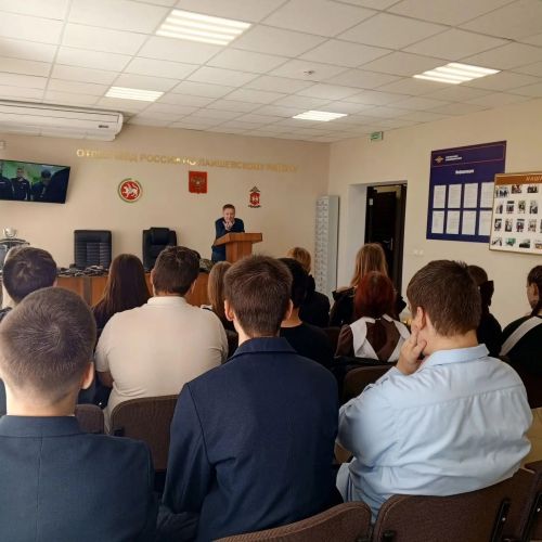 Лаишевские девятиклассники примерили экипировку полицейских