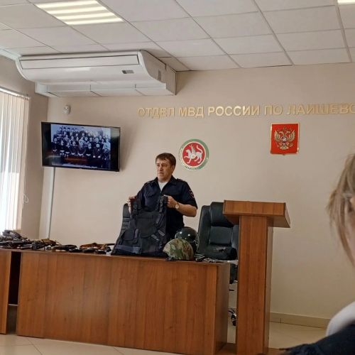 Лаишевские девятиклассники примерили экипировку полицейских