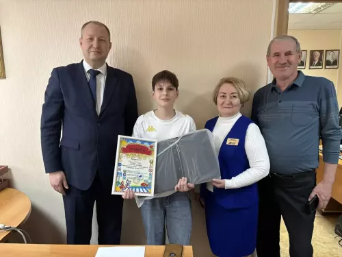 В редакции газеты «Камская новь» поздравили победителей районного конкурса детского творчества, посвящённого безопасности на дороге.