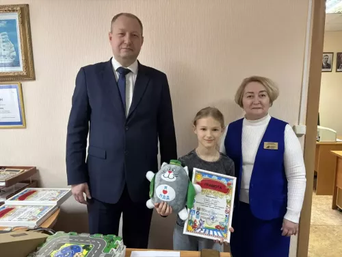 В редакции газеты «Камская новь» поздравили победителей районного конкурса детского творчества, посвящённого безопасности на дороге.