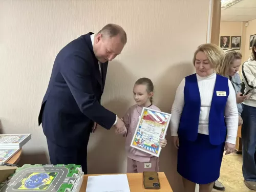 В редакции газеты «Камская новь» поздравили победителей районного конкурса детского творчества, посвящённого безопасности на дороге.