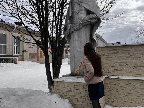 Лаеш районының «Беренчеләр хәрәкәте» катнашучылары үзләре карамагына алган һәйкәлне карыйлар