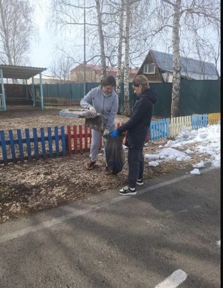 В Лаишево чистота начинается не с трибуны, а с метлы в руках