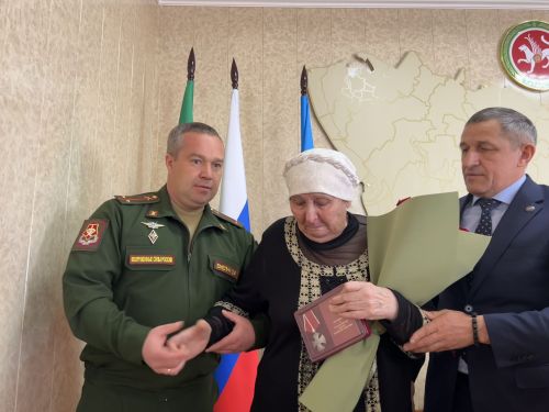 В Лаишево глава района вручил награды семьям погибших в СВО героев
