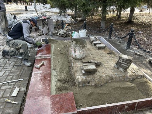 В Лаишево началось обновление памятника труженикам тыла