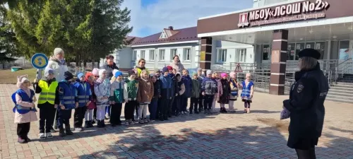 Урок на свежем воздухе: школьники учились беречь себя на дороге.