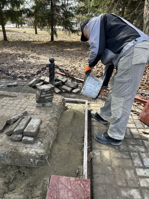 В Лаишево началось обновление памятника труженикам тыла