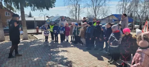Урок на свежем воздухе: школьники учились беречь себя на дороге.