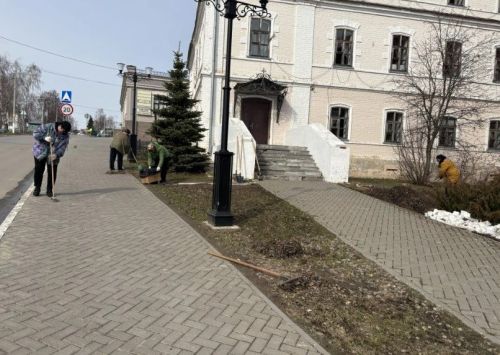 В Лаишево чистота начинается не с трибуны, а с метлы в руках