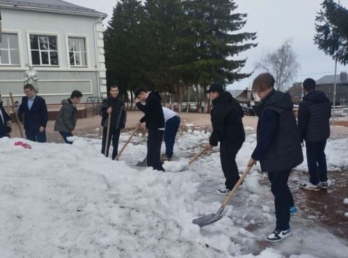 В Лаишево чистота начинается не с трибуны, а с метлы в руках