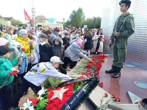 Лицеисты Лаишевского района возложили цветы к памятнику участникам ВОВ