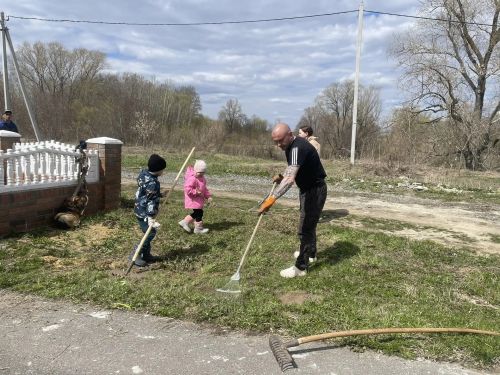 Подготовка к 9 мая в Емельяново: вместе за чистоту и зелёное будущее!