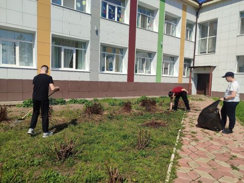 На пришкольных участках Лаишевского района кипит работа