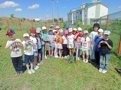 Агачлар утырту  чыгарылыш балалары өчен традициягә әверелде