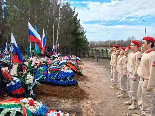 Лаишевские юнармейцы заботятся о могилах павших героев