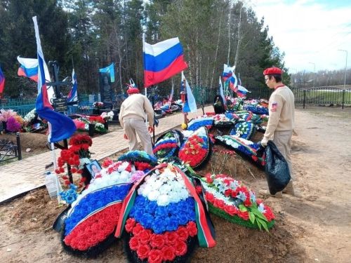 Лаишевские юнармейцы заботятся о могилах павших героев
