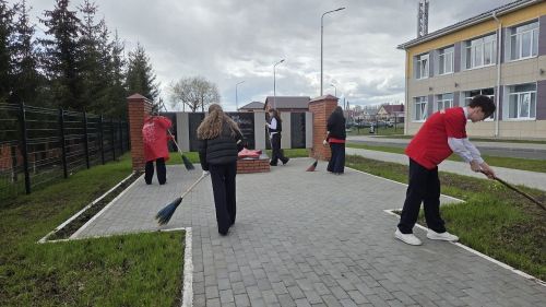 Активисты Лаишевского района провели уборку «Аллеи Славы»