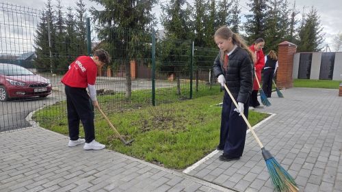 Активисты Лаишевского района провели уборку «Аллеи Славы»