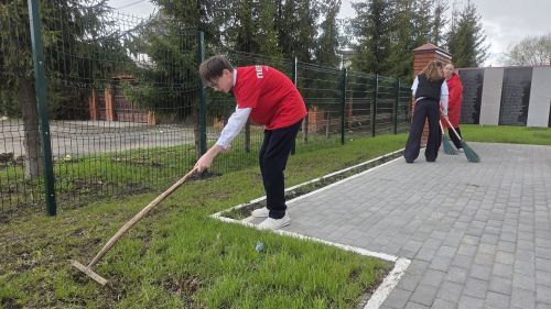 Активисты Лаишевского района провели уборку «Аллеи Славы»