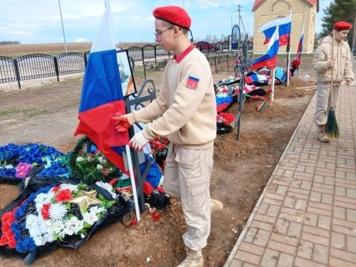 Лаишевские юнармейцы заботятся о могилах павших героев