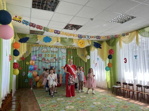 Выпускной в детском саду «Берёзка»: дошколята делают первый шаг во взрослую жизнь