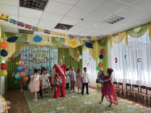 «Каенкай» балалар бакчасында чыгарылыш кичәсе: нәниләр зур тормышка беренче адым ясый!