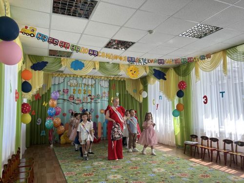 «Каенкай» балалар бакчасында чыгарылыш кичәсе: нәниләр зур тормышка беренче адым ясый!