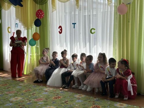 «Каенкай» балалар бакчасында чыгарылыш кичәсе: нәниләр зур тормышка беренче адым ясый!