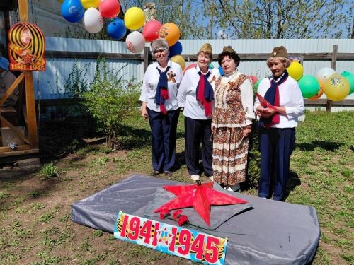 Члены клуба «Вдохновение» поздравили жителей пансионата с Днём Победы
