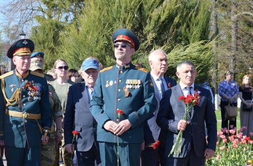 На памятнике героям спецоперации в Лаишево 195 имен