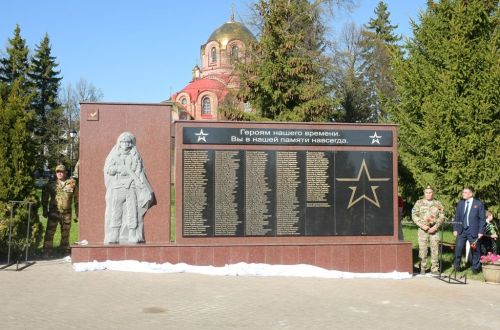 На памятнике героям спецоперации в Лаишево 195 имен