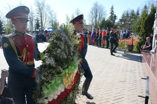 На памятнике героям спецоперации в Лаишево 195 имен