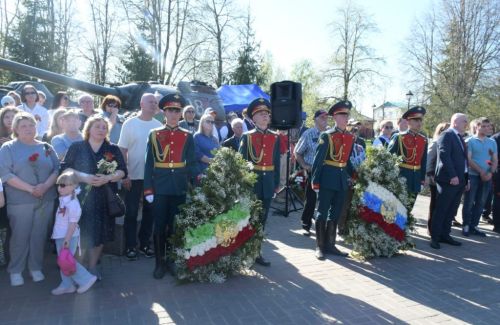 На памятнике героям спецоперации в Лаишево 195 имен